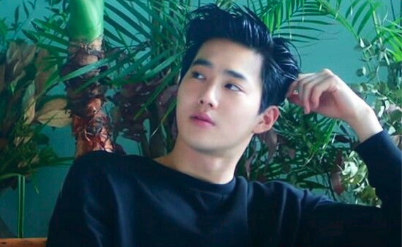 Fall fashion! 14 Male Idols Who Look Cute in Crew Sweaters!